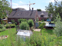 850231 Gezicht op de de monumentale boerderij met bijgebouwen, die sinds 2009 in gebruik is bij 'De Vrijstaat - ...